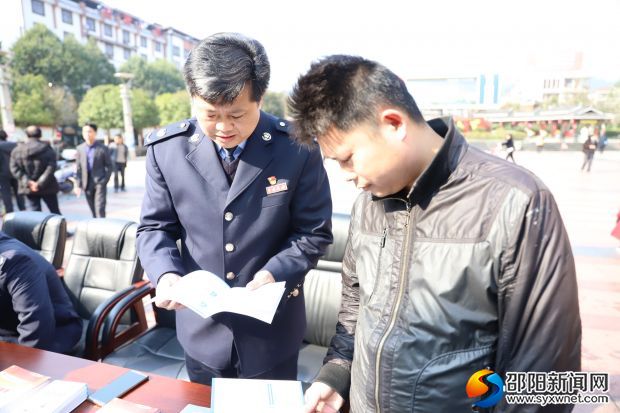 图为 轻骑队在县城绿洲广场为纳税人讲解减税降费相关政策