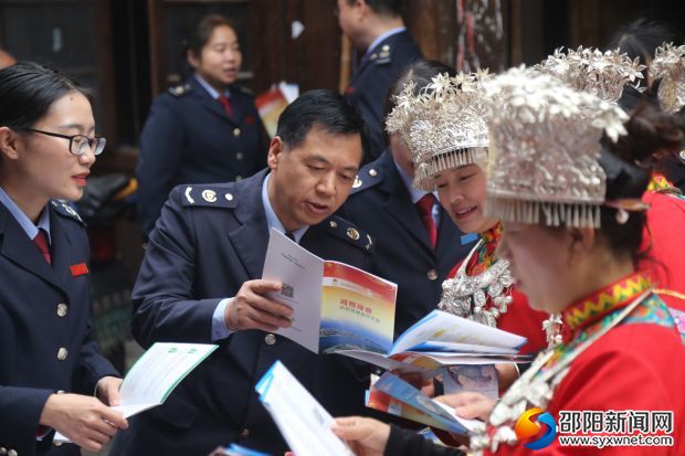 图为 宣传轻骑队在寨市苗族侗族乡宣讲优惠政策