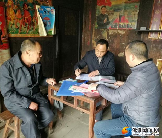 3月14日,城步畜牧局结对帮扶工作人员走访贫困户。