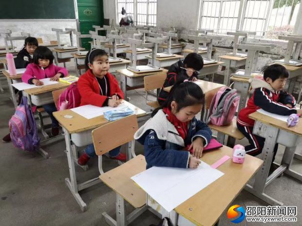美术班的孩子们多认真啊!