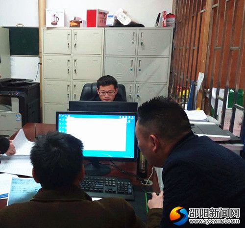 办公室人员正在汇总大走访大排查问题建议