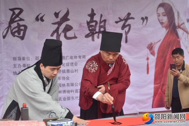 书法家身着汉服泼墨挥毫
