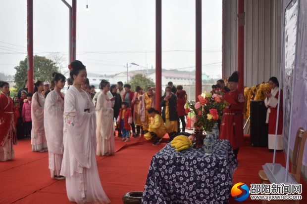 身着汉服的&ldquo;花仙子&rdquo;祭拜花神