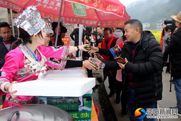 游客免费品尝侗家特色小吃_副本
