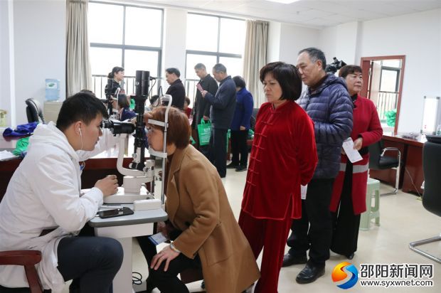 老年学员们排队接受检查_副本
