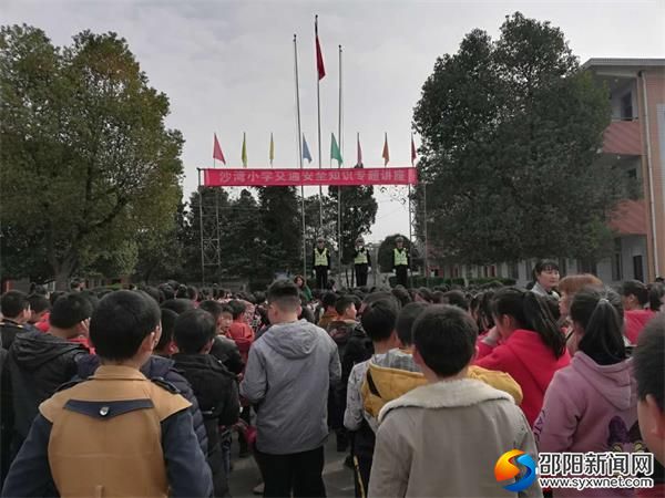 交警现场宣传