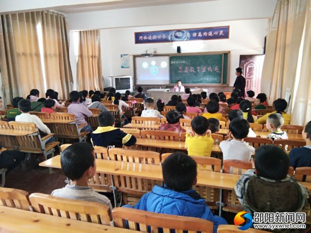 同学们在认真观看禁毒宣传片