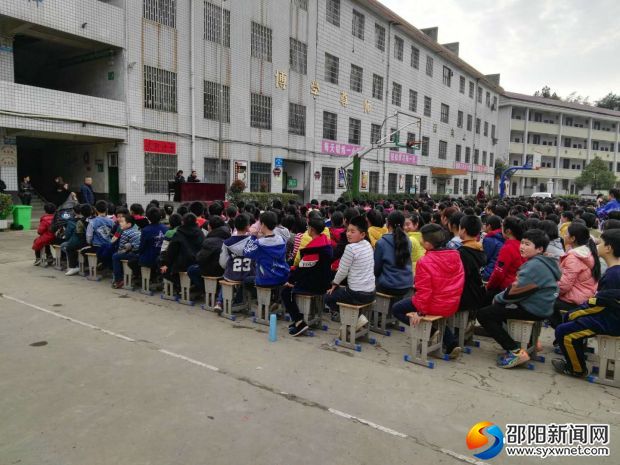 潭溪镇中学法制校长、潭溪镇派出所所长袁志伟同志为学生作法制教育