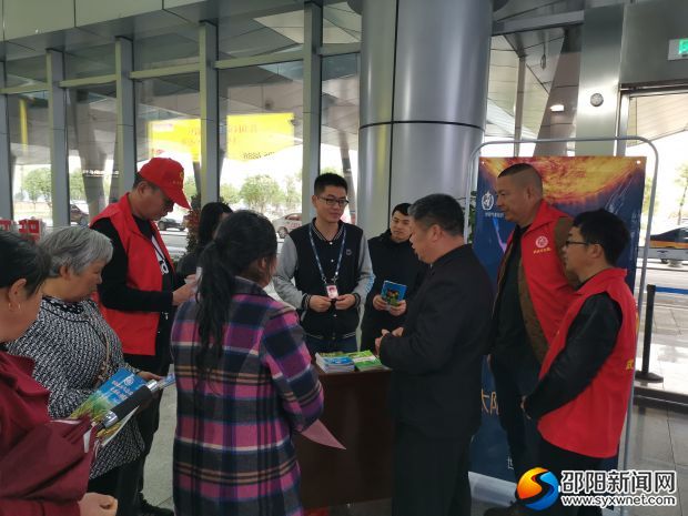 武冈市气象局与邵阳武冈机场工作人员联合进行世界气象日宣传-1