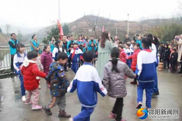 老师与两学校学子一起互动