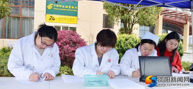 医生纷纷填写献血志愿表