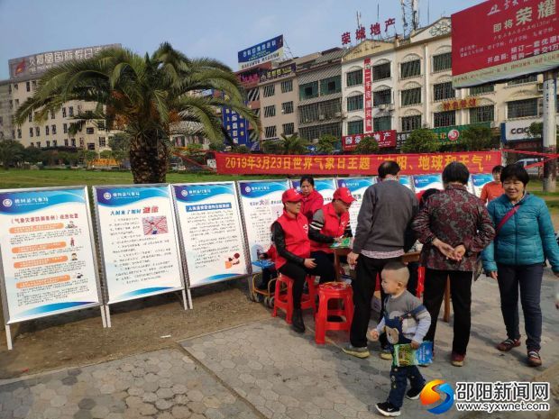 向群众发放宣传资料