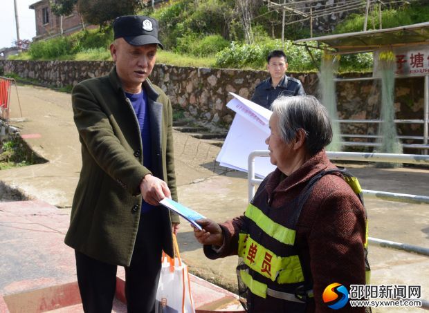 向水上从业人员及过渡群众发放宣传资料。