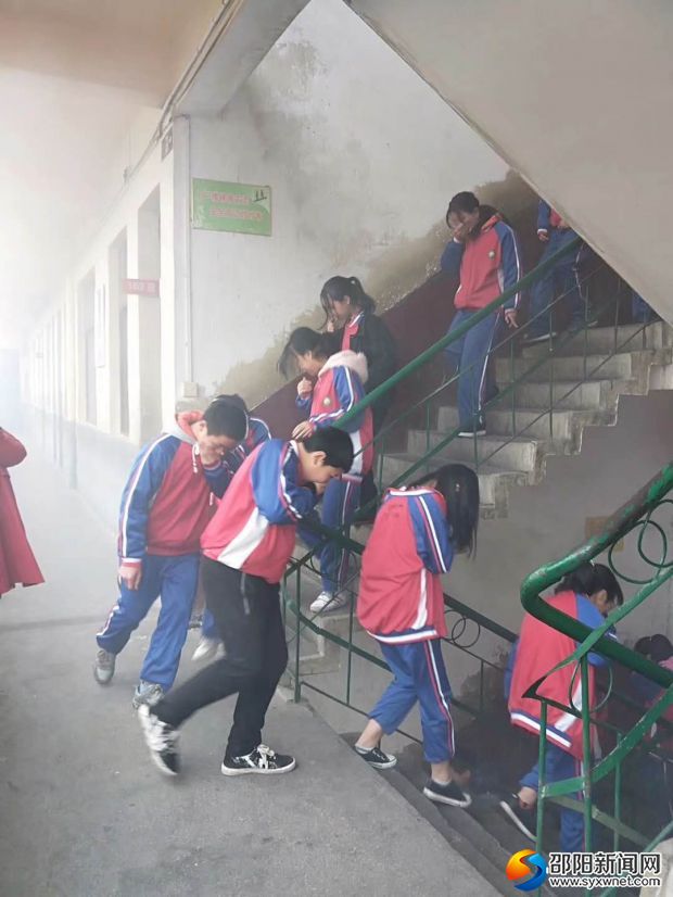 紧急疏散学生