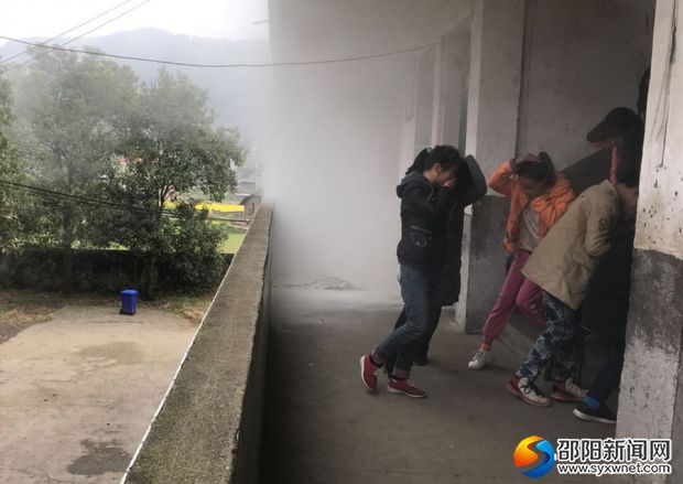 学生撤离教室