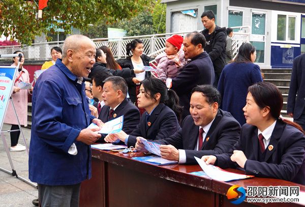 检察干警向过往群众现场讲解扫黑除恶知识。