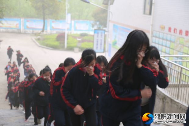 学生们科学逃生