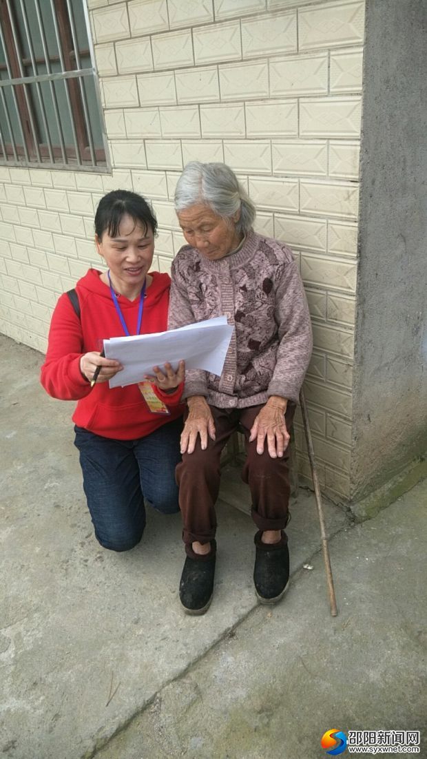 唐爱民老师为贫困学生家长讲解教育扶贫政策