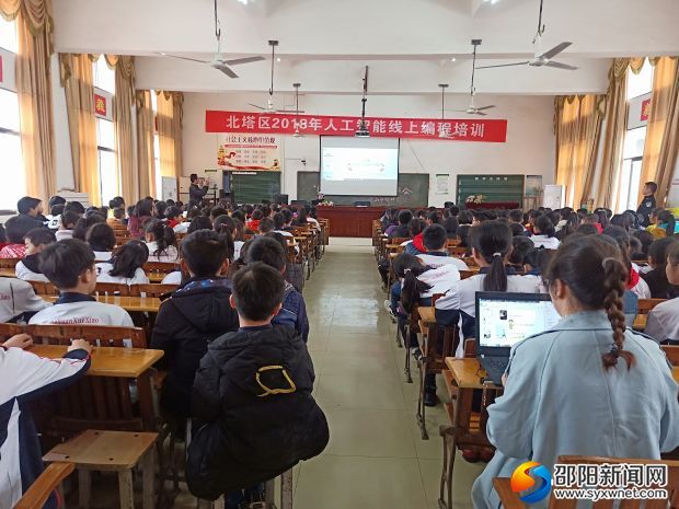 民警向同学们发放宣传资料