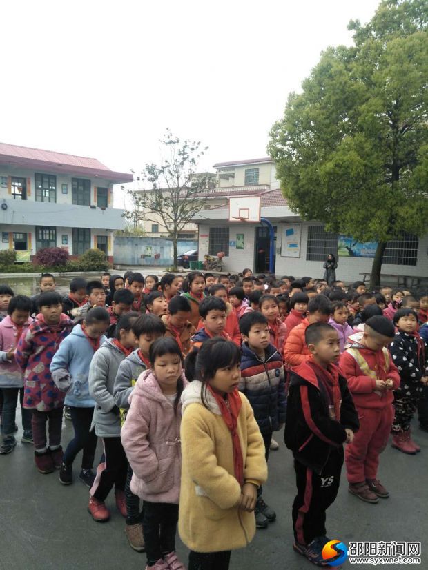 同学们认真地听讲座