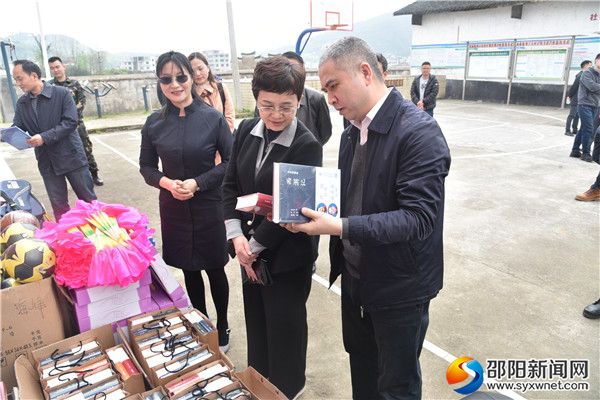 董伊薇一行在水庙中学捐赠学习用品