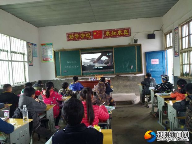 同学们正在认真阅读先烈事迹