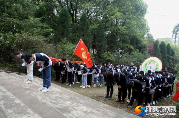 烈士扫墓活动03jpg