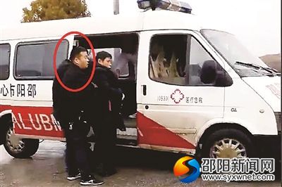 刘鸿达正在抢救伤员。