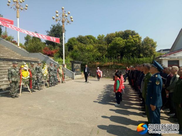 全场齐唱中华人民共和国国歌