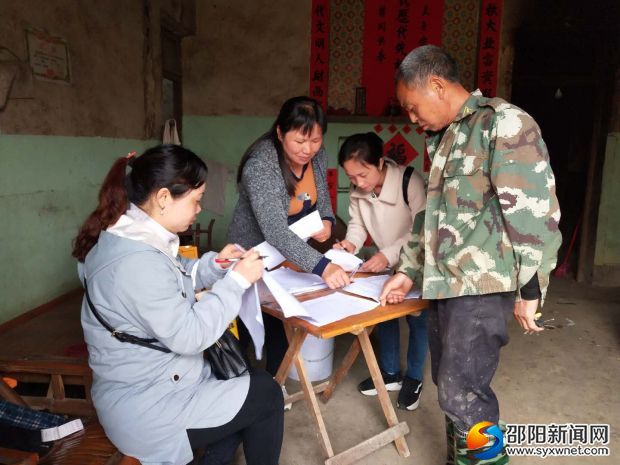 负责老师认真登记贫困家庭信息