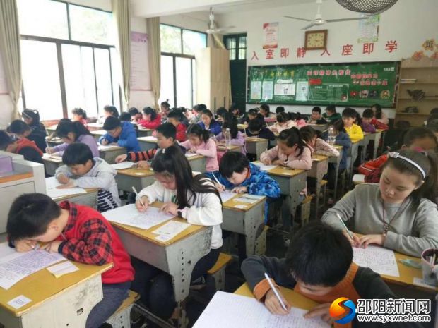 学生在认真地进行比赛