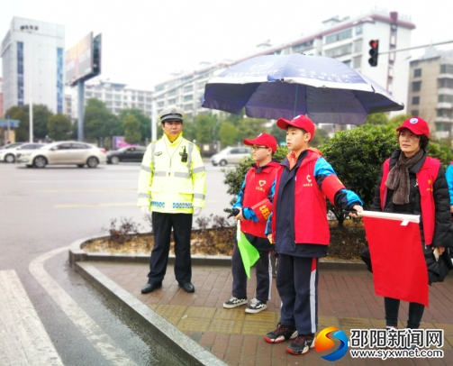 北塔交警大队组织湘郡铭志学校师生来到邵阳北塔区江北广场,开展交通安全文明出行劝导活动。.jpg180000000