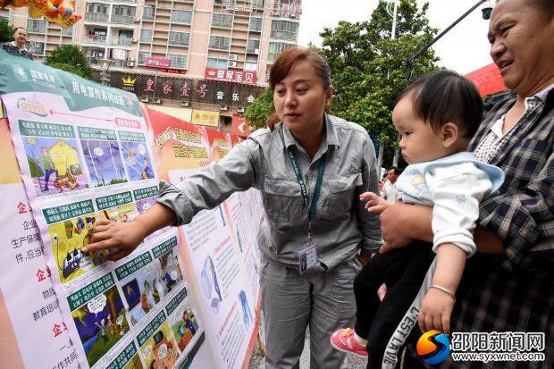 在县广场围绕“安全用电”这一主题开展安全用电宣传服务,吸引了过往行人驻足咨询。(刘斌锋)