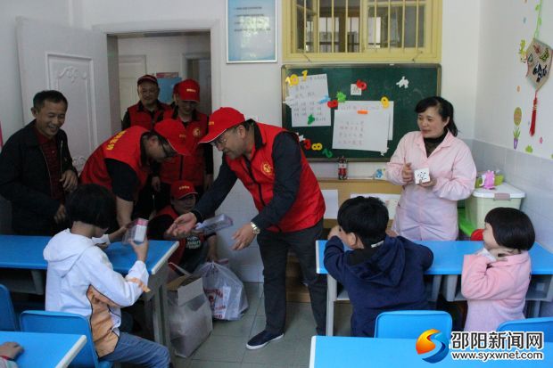 杨修文局长亲自给孩子们送上学习文具