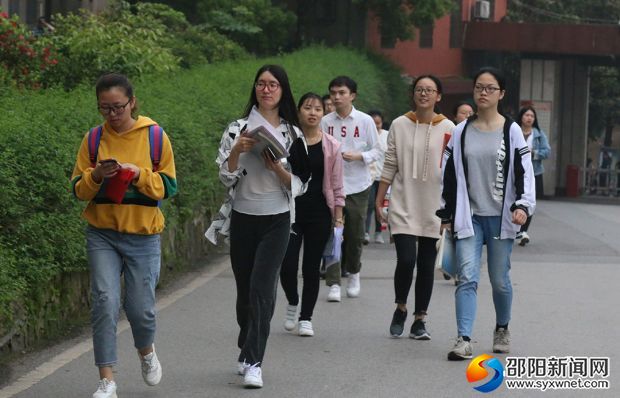 考生陆续进入考场