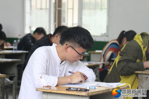 考生在认真答题