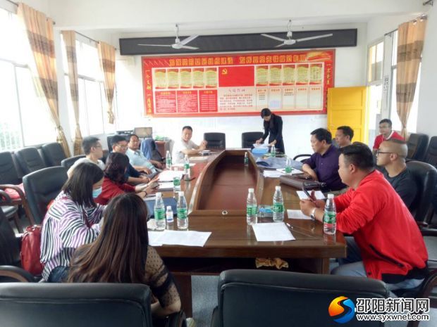 城步县疾控中心工作人员对羊石中心学校的春季传染病防控工作进行检查和指导。