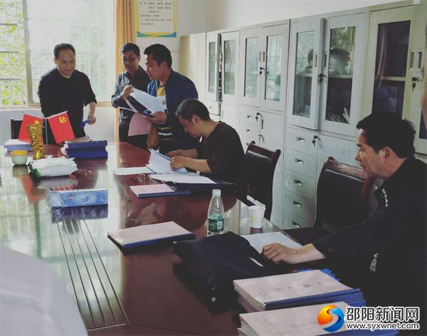 图为专家在查阅相关资料