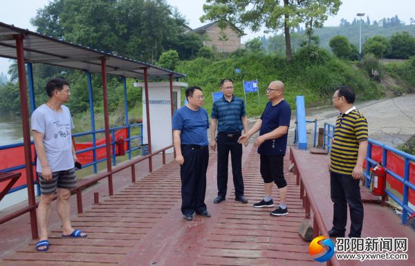 向水上从业人员强调应对汛期来临要采取的安全措施。