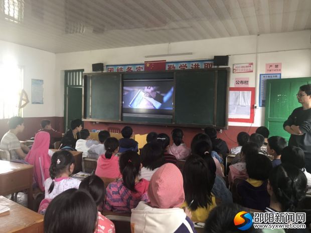 学生观看禁毒教育视频