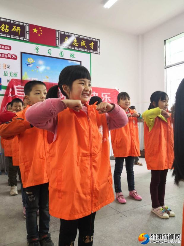 图为 留守儿童玩游戏