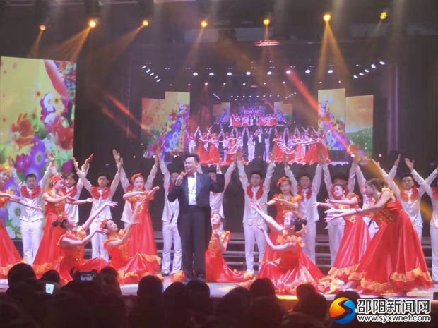 2017年市二中艺术节暨元旦文艺晚会上演唱歌曲《我和我的祖国》