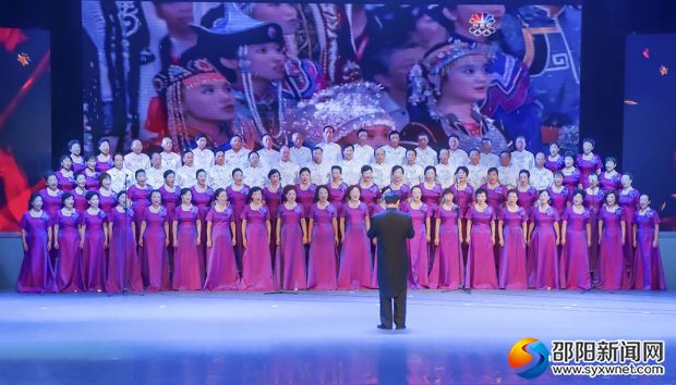 2014年市老年大学梦想合唱团演出《祖国,慈祥的母亲》上担任指挥