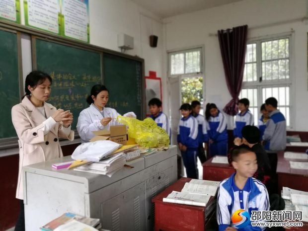学生们在排队筛查