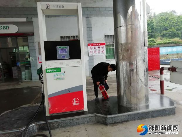 图为检查组在加油站检查