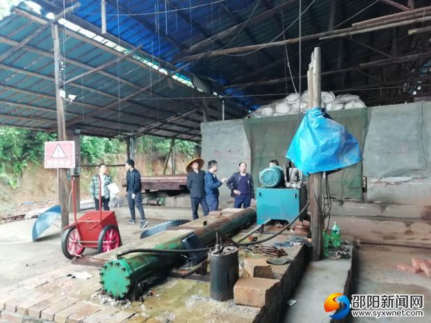 图为检查组正在查看崇福环保砖厂安全隐患