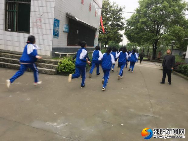 学生迅速有序撤离