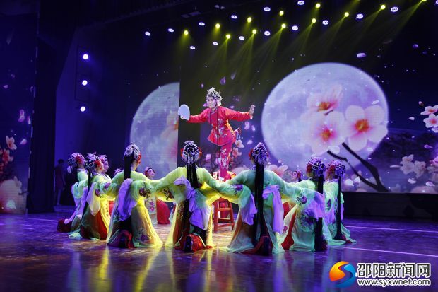 邵阳市博物馆、湖南省祁剧保护传承中心联合队表演《国色生香》
