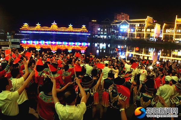 举着国旗一起歌唱祖国。