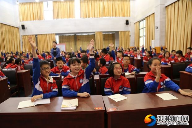 同学们踊跃回答问题
